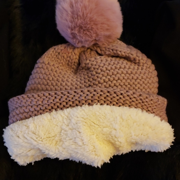 UGG HAT AND INFINITY SCARF SET NEW - Picture 4 of 4